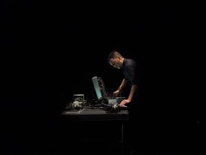 Foto von Thomas Ankersmit an seinem Soundpult mit schwarzem Hintergrund - im CTM 2019..
