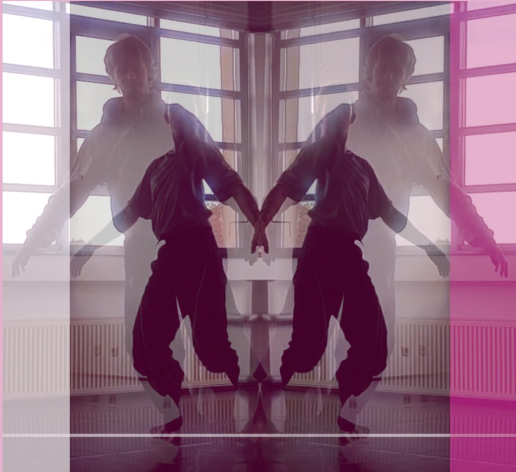 Eine symmetrische Fotocollage, durch die sich die Bewegung einer Person schemenhaft zeigt. Im Hintergrund sind große Fenster. Die Seiten des Bildes sind grau du pink eingefärbt.